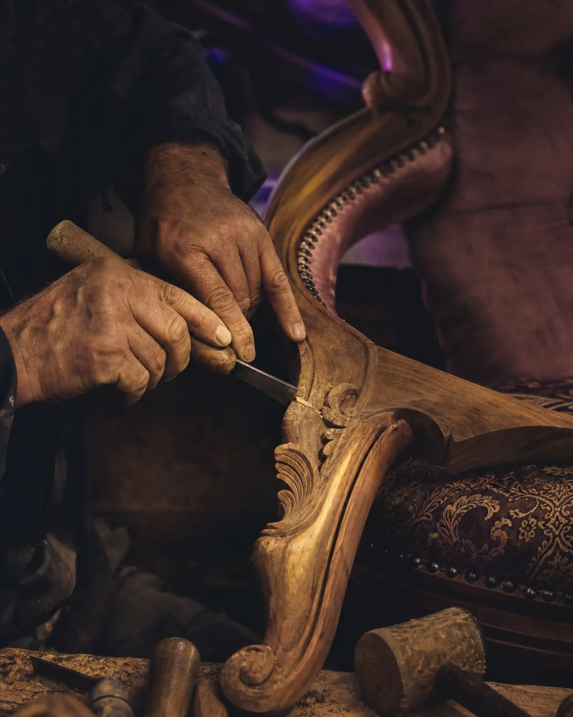 دستان یک صنعتگر ملایری هنگام کار